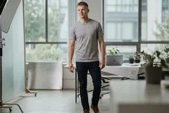 Классическая футболка на модели