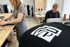 Пластизольная шелкография на чёрной футболке — макро